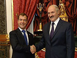 Медведев и Лукашенко "обсудили взаимодействие двух стран в рамках Таможенного союза", сообщила пресс-секретарь президента РФ Наталья Тимакова