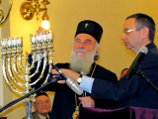 Патриарх Сербский Ириней посетил белградскую синагогу  Предстоятель Сербской церкви зажег там одну из восьми свечей во время традиционной церемонии по случаю иудейского праздника Хануки