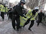 В Лондоне студенты, недовольные повышением платы за образование, напали на машину принца Чарльза и громят здание минфина
