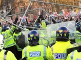 Британская полиция вытеснила протестующих студентов с Парламентской площади и окружила их