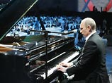 Премьер РФ Владимир Путин на благотворительном вечере в Петербурге в пятницу сел за рояль, сыграл мелодию "С чего начинается Родина", а также со сцены спел песню на английском языке