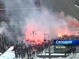 Группа футбольных фанатов, собравшаяся на массовую несанкционированную акцию на Манежной площади, устроила драку с выходцами с Кавказа