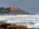 В Израиле бушует ураган. Высота волн - 9 метров. В море унесло туриста из России