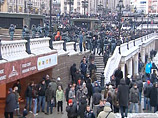 Источник в медицинских кругах сообщил, что шестеро пострадавших во время уличной акции болельщиков на Манежной площади Москвы остаются в столичных больницах, милиционеров среди них нет