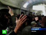 Десятки агрессивно настроенных людей идут на Болотную площадь в Москве
