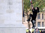 Британская полиция арестовала сына гитариста Pink Floyd за осквернение национального флага