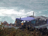 О скалы у австралийских берегов разбилась лодка с нелегалами: 30 погибших
