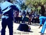 В интернет попало шокирующее ВИДЕО: в Судане полицейские со смехом бьют женщину кнутом на улице