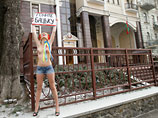 Активистка FEMEN вышла к белорусскому посольству"Гоните Бацьку" и "Ищите Олесю", разделась на морозе, оголив грудь и оставшись только в коротких джинсовых шортиках, шпильках и красном венке на голове