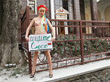 Активистка FEMEN вышла к белорусскому посольству"Гоните Бацьку" и "Ищите Олесю", разделась на морозе, оголив грудь и оставшись только в коротких джинсовых шортиках, шпильках и красном венке на голове