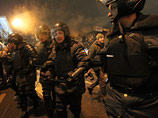 Милиция охраняет гастарбайтеров, закончивших смену в центре Москвы