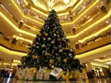 В отеле Абу-Даби рождественскую ель украсили на рекордные 11 миллионов долларов