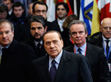 Сильвио Берлускони называли "мафиози" и "педофилом". Кто-то написал, что Берлускони "платит за секс, за голоса, за защиту от мафии, за все, что он может купить, а то, что он купить не может, будет своровано"