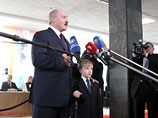 Действующий президент Белоруссии Александр Лукашенко набирает на президентских выборах 72,03% голосов