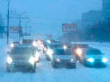 Движение на центральных магистралях Москвы в понедельник утром сильно затруднено из-за выпавшего снега