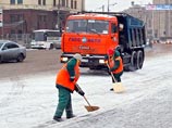 За прошедшие ночь и утро в Москве выпало не меньше 4-5 см снега, снегопад продолжится и днем, но будет менее интенсивным