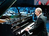 Издание подчеркивает контраст между созданным для публики образом премьера Путина, который поет песни на благотворительном вечере, играет на рояле и спасает вымирающие виды тигров, и его ролью в политике страны