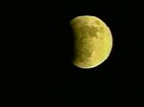 Полное лунное затмение, последнее в этом году, началось во вторник в 08:29 по московскому времени. Впервые почти за 400 лет оно совпало с днем зимнего солнцестояния. Эти сутки специалисты уже окрестили "самыми темными за последние четыре века"