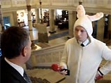 Журналист одного из украинских телеканалов вызвал настоящий ажиотаж в парламенте Украины, явившись во вторник на съемки в Верховную Раду в плюшевом костюме новогоднего зайца