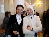 Из Верховной Рады не смогли выгнать журналиста в костюме зайца (ВИДЕО)