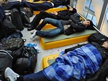Пассажиров, застрявших в главном аэропорту Германии из-за снегопада, развлекают клоуны Пассажиров, застрявших в главном аэропорту Германии из-за снегопада, развлекают клоуны
