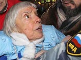 83-летняя правозащитница сообщила, что, 31 декабря, как и на прошлогоднюю акцию, она придет в костюме Снегурочки. "Эта уже стало для меня традицией 31 декабря. Буду ее поддерживать", - заверила Алексеева