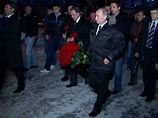 Эксперты считают, что вчерашняя встреча премьер-министра РФ Владимира Путина с болельщиками и возложение им цветов на могилу убитого Егора Свиридова - это предвыборный жест