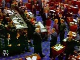 Голосование начнется примерно в 9 утра по местному времени (17 часов мск.) Вторая поправка будет касаться противоракетной обороны, передает РИА "Новости". Ее, скорее всего, представят вместе сенатор Боб Коркер и сенатор Джо Либерман