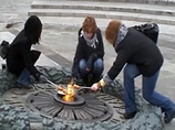 Милиция задержала киевлянку, жарившую яичницу и сосиски на Вечном огне (ВИДЕО) Милиция задержала киевлянку, жарившую яичницу и сосиски на Вечном огне (ВИДЕО)