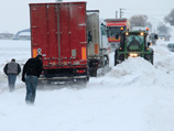 Европу сковал снежный циклон "Петра": отменены тысячи авиарейсов, дороги расчищают армии