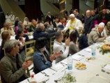 На мероприятие были приглашены около 250 человек &#8212; люди, получающие помощь в римских учреждениях Ордена Милосердия, который бесплатно раздает еду бедным на улицах Рима