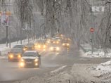 Наиболее неблагоприятная обстановка наблюдается в районе аэропорта "Шереметьево" на севере столицы, где ледяной дождь шел весь вчерашний день и всю ночь