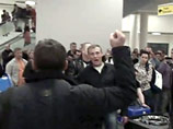 Пассажиры стучали корзинами для вещей, требовали представителей "Аэрофлота" и властей, возмущались обстановкой в аэропорту