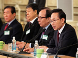 "У нас нет иного выхода, кроме решения проблемы ликвидации ядерной программы Севера дипломатическим путем с помощью шестисторонних переговоров", - подчеркнул южнокорейский президент