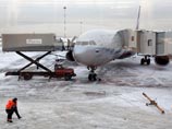 Многие интернет-пользователи все чаще делают предположения и склоняются к версии, что, по крайней мере в аэропорту "Шереметьево" имеет место быть забастовка сотрудников "Аэрофлота"