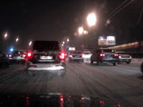 Ситуация с пробками на дорогах Москвы, предельно осложнившаяся в среду из-за сильного снегопада, немного улучшилась к вечеру, но все же остается весьма тяжелой