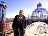 Необычную церковь практически в одиночку строит пожилой мадридец. Материалом ему служит все, что попадается под руку. Сегодня Дону Хусто 85 лет Необычную церковь практически в одиночку строит пожилой мадридец. Материалом ему служит все, что попадается под руку. Сегодня Дону Хусто 85 лет