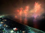 По традиции, ровно в полночь по местному времени (05:00 мск) небо над Атлантическим океаном напротив всемирно известного пляжа Копакабана озарилось миллионами разноцветных огней