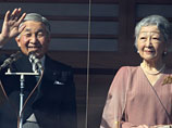 В течение дня монарх, его супруга Митико, наследник престола принц Нарухито и другие члены императорской семьи выходили на балкон пять раз
