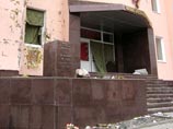 Как сообщалось, в новогоднюю ночь на территории запорожского обкома Компартии Украины неизвестные взорвали памятник Сталину. В результате срабатывания самодельного взрывного устройства постамент разрушен полностью