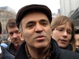 В прошлом Amnesty International называла узниками совести в России оппозиционера Гарри Каспарова и правозащитника Льва Пономарева, которых задерживала милиция за участие в массовых акциях