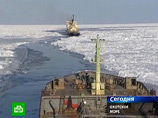 Два траулера из пяти оказавшихся затертых льдами в Сахалинском заливе в среду освобождены из ледового плена