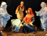 В заранее установленный вертеп, где уже находятся фигуры Иосифа и Марии, волхвов, пастухов и животных, будет помещено изображение Младенца Христа