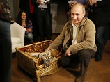 "Это вам ничего не напоминает? Два года назад российские СМИ угодливо фотографировали Владимира Путина, получившего в подарок тигренка