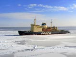 В Сахалинском заливе в четверг днем начнется спасательная операция по выводу трех оставшихся рыболовецких судов, которые попали в ледяной плен. Ранее из ловушки уже были спасены два судна