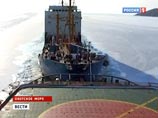 После начала операции спасения, пройдя 24 мили, "Адмирал Макаров" уперся в ледяную перемычку, отдал буксир, начал пробивать канал кормой, продолжая проводку научного судна