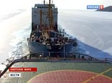 После начала операции спасения, пройдя 24 мили, "Адмирал Макаров" уперся в ледяную перемычку, отдал буксир, начал пробивать канал кормой, продолжая проводку научного судна После начала операции спасения, пройдя 24 мили, "Адмирал Макаров" уперся в ледяную перемычку, отдал буксир, начал пробивать канал кормой, продолжая проводку научного судна