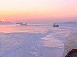 "Адмирал Макаров" уже вывел в зону легкопроходимых льдов "Профессора Кизеветтера" и передал его ледоколу "Магадан", который теперь сопровождает судно к чистой воде