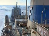 Сейчас он со скоростью 0,4 узла пробивается через зимний панцирь Сахалинского залива к ледоколу "Адмирал Макаров", который выводит из ледового плена транспортный рефрижератор "Берег Надежды"