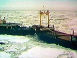 На помощь судам, застрявшим во льдах Охотского моря, подошел ледокол "Красин"
